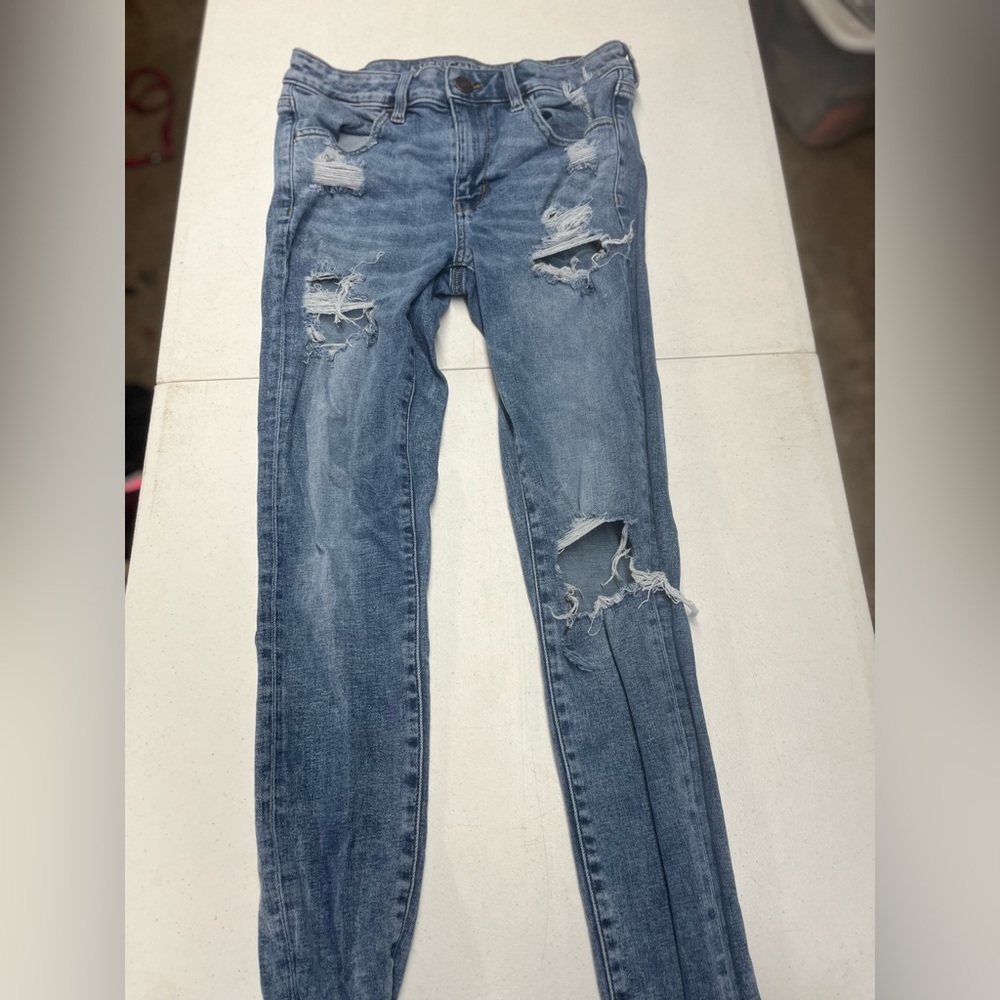 American Eagle Ripped Skinny Jeans. Size 6 Regular